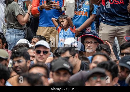 Manhattan, Stati Uniti. 29 giugno 2024. I tifosi dell'India National Cricket Team guardano la finale di cricket della Coppa del mondo T20 maschile dell'ICC tra India e Sudafrica al North Oculus Plaza Viewing Party di New York City. (Credit Image: © Derek French/SOPA Images via ZUMA Press Wire) SOLO PER USO EDITORIALE! Non per USO commerciale! Foto Stock