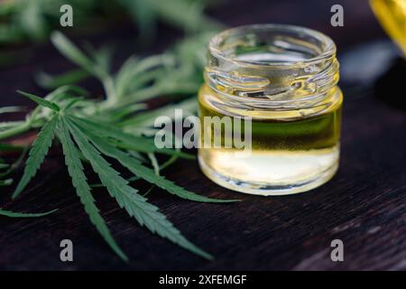 Marijuana medica cannabis cbd olio. foglie di canapa in olio Foto Stock