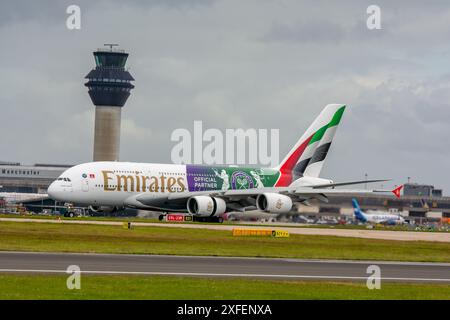 Emirates Wimbledon livrea speciale sul loro A380, arriva e parte dall'aeroporto di Manchester. Foto Stock