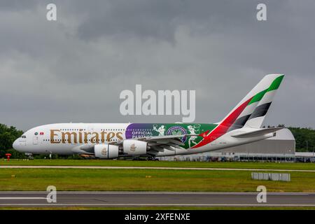 Emirates Wimbledon livrea speciale sul loro A380, arriva e parte dall'aeroporto di Manchester. Foto Stock