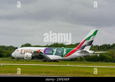 Emirates Wimbledon livrea speciale sul loro A380, arriva e parte dall'aeroporto di Manchester. Foto Stock