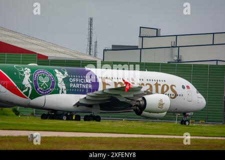 Emirates Wimbledon livrea speciale sul loro A380, arriva e parte dall'aeroporto di Manchester. Foto Stock