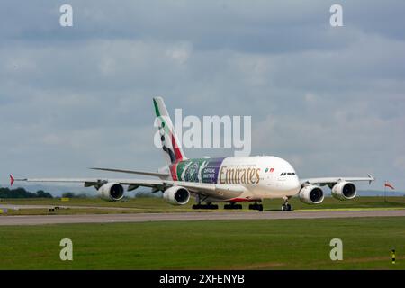 Emirates Wimbledon livrea speciale sul loro A380, arriva e parte dall'aeroporto di Manchester. Foto Stock