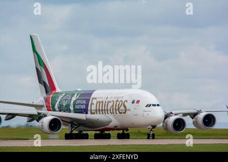 Emirates Wimbledon livrea speciale sul loro A380, arriva e parte dall'aeroporto di Manchester. Foto Stock