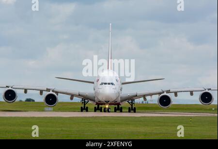 Emirates Wimbledon livrea speciale sul loro A380, arriva e parte dall'aeroporto di Manchester. Foto Stock