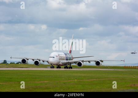 Emirates Wimbledon livrea speciale sul loro A380, arriva e parte dall'aeroporto di Manchester. Foto Stock