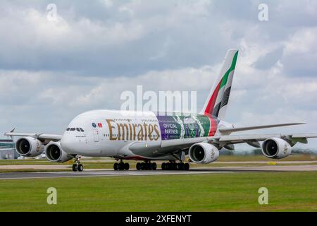 Emirates Wimbledon livrea speciale sul loro A380, arriva e parte dall'aeroporto di Manchester. Foto Stock