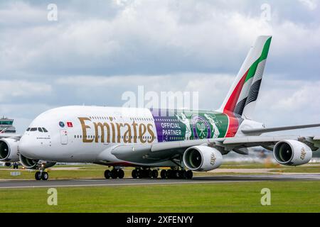 Emirates Wimbledon livrea speciale sul loro A380, arriva e parte dall'aeroporto di Manchester. Foto Stock