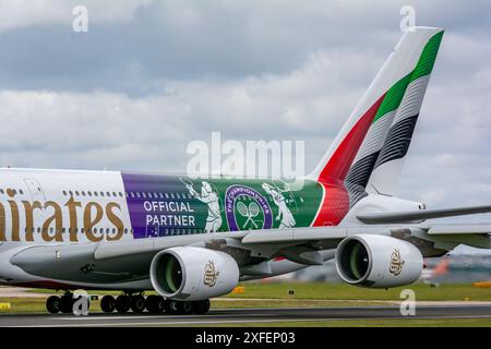 Emirates Wimbledon livrea speciale sul loro A380, arriva e parte dall'aeroporto di Manchester. Foto Stock