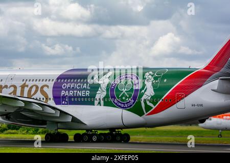 Emirates Wimbledon livrea speciale sul loro A380, arriva e parte dall'aeroporto di Manchester. Foto Stock