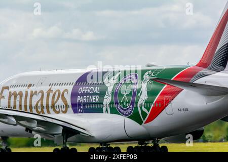 Emirates Wimbledon livrea speciale sul loro A380, arriva e parte dall'aeroporto di Manchester. Foto Stock