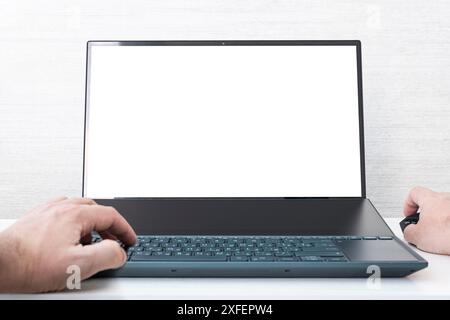Immagine di una mano con un computer portatile con schermo bianco vuoto su sfondo bianco Foto Stock
