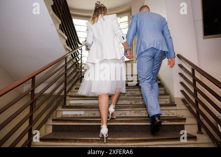 Simbolo: Bund der Ehe Das Brautpaar schreitet mano nella mano Die Treppe hoch Richtung Trauzimmer Trauung Ehe Hochzeit Braut Braut Braeutigam Standesamt Liebe Heiratszeremonie Bodenheim Rheinland-Pfalz Deutschland **** foto simbolica del matrimonio legano la sposa e lo sposo camminare mano nella mano sulle scale verso la sala nuziale ufficio di registrazione cerimonia nozze d'amore Bodenheim Renania Palatinato Germania Copyright: xBEAUTIFULxSPORTS/Hahnex Foto Stock