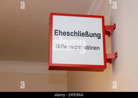 Symbolfoto: Bund der Ehe Schild im Flur vor dem Trauzimmer: Eheschließung, Bitte nicht stören Trauung Ehe Hochzeit Braut Braeutigam Standesamt Liebe Heiratszeremonie Bodenheim Rheinland-Pfalz Deutschland *** foto simbolica del patto di matrimonio nel corridoio di fronte al matrimonio, si prega di non disturbare la cerimonia di nozze matrimonio Sposa di nozze ufficio ufficio di nozze cerimonia di nozze d'amore Bodenheim Renania Palatinato Germania Copyright: xBEAUTIFULxSPORTS/Hahnex Foto Stock