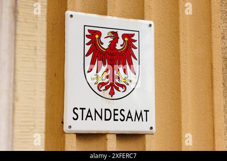 Simbolo: Bund der Ehe Schild am Standesamt Falkensee mit dem Wappen des Bundeslandes Brandeburgo Roter Adler Wappentier Hoheitszeichen Trauung Ehe Hochzeit Braut Braeutigam Standesamt Liebe Heiratszeremonie Bodenheim Rheinland-Pfalz Deutschland *** firma simbolica di patto di matrimonio fotografico presso l'ufficio del registro Falkensee con lo stemma federale del Brandeburgo aquila emblema di animale araldico cerimonia di nozze Sposa Sposa di nozze ufficio registro cerimonia di nozze d'amore Bodenheim Renania Palatinato Germania Copyright: xBEAUTIFULxSPORTS/Hahnex Foto Stock