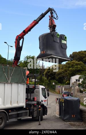 Il contenitore di vetro usato viene svuotato con un camion con un attacco gru, Francia, Bretagna Foto Stock