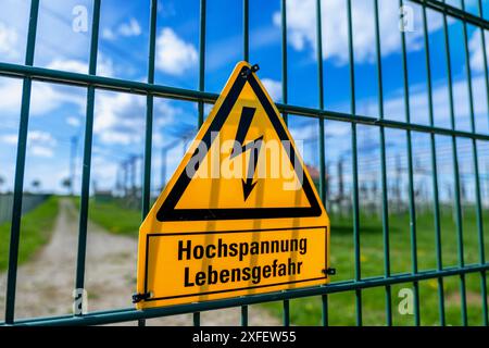 Cartello di avvertimento giallo con le parole , Germania, bassa Sassonia, Helmstedt Foto Stock