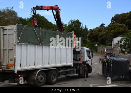 Il contenitore di vetro usato viene svuotato con un camion con un attacco gru, Francia, Bretagna Foto Stock