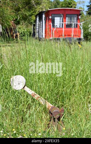 Vecchio vagone ferroviario e cambio, Francia, Bretagna, Lingueux Foto Stock