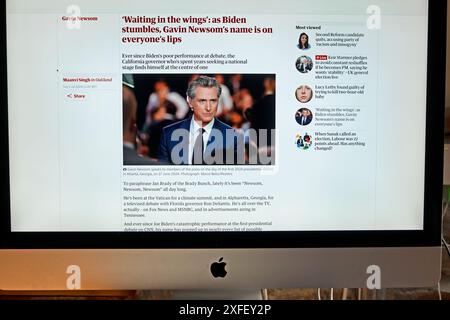 “In attesa delle ali”: Mentre Biden inciampa, il nome di Gavin Newsom è sul titolo del quotidiano Guardian on-line di Everyone’s Lips, articolo elettorale statunitense luglio Regno Unito Foto Stock