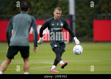 ROTTERDAM - 03/07/2024, portiere del Feyenoord Timon Wellenreuther durante il primo allenamento pubblico del Feyenoord della stagione 2024-25 allo Sportcomplex 1908 il 3 luglio 2024 a Rotterdam, Paesi Bassi. ANP BART STOUTJESDIJK Foto Stock