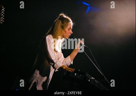 LEOPOLI, UCRAINA - 1 LUGLIO 2024 - la cantante e cantautrice Iryna Shvaidak si esibisce durante un concerto della Odyn V kanoe (Alone in Canoe) band indie presso la Solomiya Krushelnytska Lviv National Academic Opera and Ballet Theatre, Leopoli, Ucraina occidentale. Foto Stock