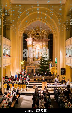 Vereinsmettenschicht in Freiberg Vereinsmettenschicht in Freiberg in der Konzert- und Tagungshalle Nikolaikirche Traditionelle Berg- und Hüttenparade in Freiberg. Hunderte Bergmänner der verschiedensten Berg- und Hüttenknappschaften marschierten durch die Freiberger Altstadt. Zum ersten mal fand die Bergmännische Aufwartung auf dem Schlossplatz statt. Anschließend ging es weiter über den Obermarkt, mit dem Freiberger Christmarkt, in Die Petrikirche zur sogenannten Mettenschicht. über 10,000 Schaulustige verfolgten die Veranstaltung. Freiberg Sachsen Deutschland *** Associazione Mettenschicht in Foto Stock