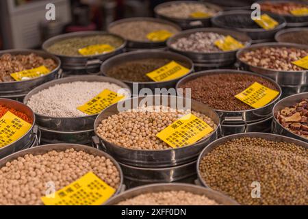 3 LUGLIO 2022 LHASA, TIBET, CINA: Mercato delle spezie a Lhasa Tibet Foto Stock