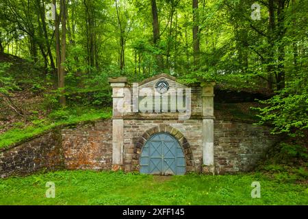 Der RothschoÂnberger Stollen Copyright Ã Sylvio Dittrich 49 1772156417 RothschoÂnberg Der RothschoÂnberger Stolln ist ein WasserloÂsungsstollen des Brander und Freiberger Bergreviers. Er wurde von 1844 bis 1882 aufgefahren und Hat mit seinen Nebenanlagen eine GesamtloÂnge von 50,9 km und ist mit 8 LichtloÂchern ausgestattet. DAS durchschnittliche GefoÂlle betroÂgt 0,63 %. Die lichte Weite betroÂgt 2,50 m, Die lichte HoÂhe im unteren Stollenabschnitt zwischen RothschoÂnberg und dem VII. Lichtloch 3,00 m und oberhalb des VII. Lichtlochs 1,50 m. Damit ist zur Kontrolle und Wartung eine Befahrbark Foto Stock