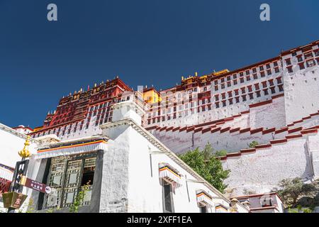 Il Palazzo del Potala è l'altitudine più alta del mondo, un magnifico edificio che integra palazzi, castelli e monasteri. È anche il più grande e. Foto Stock