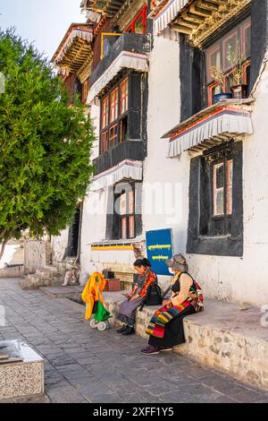 SHIGATSE, TIBET, CINA - 2 AGOSTO 2022: Pellegrino tibetano non identificato nel monastero di Tashilhunpo - Shigatse, Tibet Foto Stock