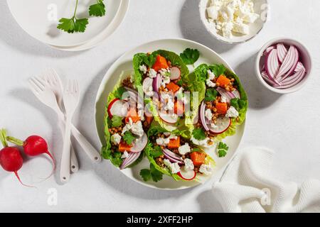 sane lattughe dolci di patate con ravanello, feta, lenticchie Foto Stock