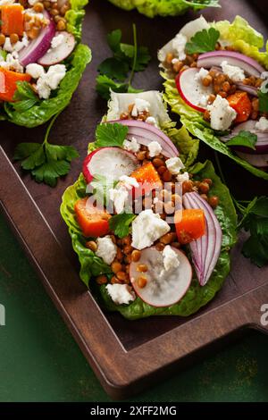 sane lattughe dolci di patate con ravanello, feta, lenticchie Foto Stock