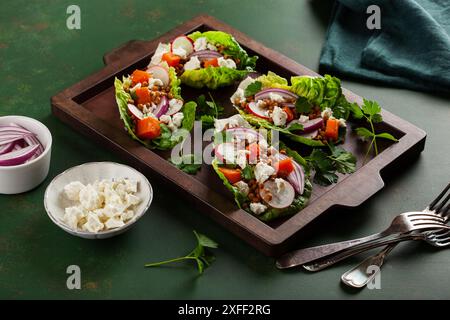 sane lattughe dolci di patate con ravanello, feta, lenticchie Foto Stock