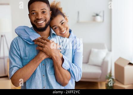 Nero giovane costeggiata in piedi nel nuovo appartamento Foto Stock