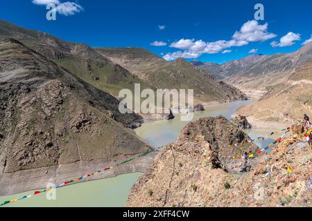 La Simila passano sopra il serbatoio Manla Gyantse County nella regione autonoma del Tibet, è situato a 4.200 m sopra il livello del mare. Foto Stock