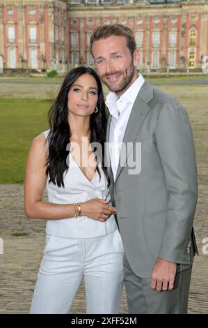 Amira Pocher mit Freund Christian Düren bei der Marc Cain Fashion Show Pure Radiance - Frühjahr/Sommer 2025 auf der Berlin Fashion Week S/S 2025 in der Kolonnade mit Triumphtor am Neuen Palais. Potsdam, 02.07.2024 *** Amira Pocher con il fidanzato Christian Düren al Marc Cain Fashion Show Pure Radiance Primavera Estate 2025 alla Berlin Fashion Week S 2025 in Colonnato con Trionfatore al New Palace Potsdam, 02 07 2024 foto:XF.xKernx/xFuturexImagex cain 4725 Foto Stock