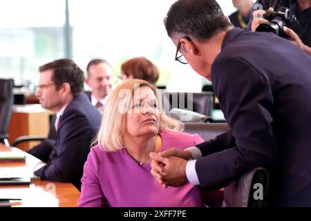 Nancy Faeser, Bundesministerin des Innern, SPD, CEM Oezdemir, Bundesminister fuer Ernaehrung und Landwirtschaft, Buendnis 90/Die Gruenen, 107. Kabinettssitzung, DEU, Berlino, 03.07.2024 *** Nancy Faeser, Ministro federale dell'interno, SPD, CEM Oezdemir, Ministro federale dell'alimentazione e dell'agricoltura, Alliance 90 i Verdi, 107 riunione del Consiglio di governo, DEU, Berlino, 03 07 2024 Foto Stock