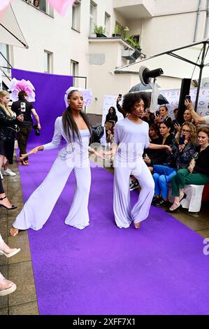 Models bei der Anja Gockel Fashion Show Let the Birds Fly auf der Berlin Fashion Week S/S 2025 im Paris44. Berlino, 02.07.2024 *** Modelle alla sfilata di moda Anja Gockel Let the Birds Fly alla Berlin Fashion Week S 2025 a Paris44 Berlino, 02 07 2024 foto:XM.xWehnertx/xFuturexImagex gockel 4610 Foto Stock