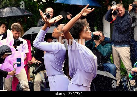 Models bei der Anja Gockel Fashion Show Let the Birds Fly auf der Berlin Fashion Week S/S 2025 im Paris44. Berlino, 02.07.2024 *** Modelle alla sfilata di moda Anja Gockel Let the Birds Fly alla Berlin Fashion Week S 2025 a Paris44 Berlino, 02 07 2024 foto:XM.xWehnertx/xFuturexImagex gockel 4614 Foto Stock