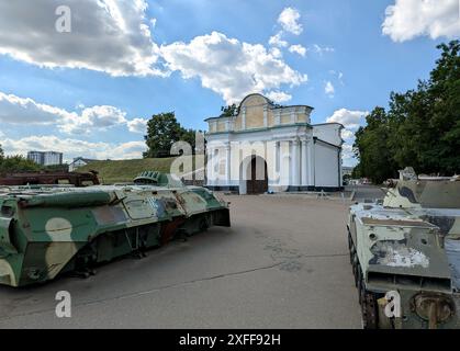KIEV, UCRAINA - 28 GIUGNO 2024 - la porta superiore di Mosca (1765) è un'entrata meridionale della fortezza di Kiev-Pechersk, Kiev, capitale dell'Ucraina. Foto Stock