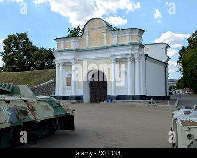 KIEV, UCRAINA - 28 GIUGNO 2024 - la porta superiore di Mosca (1765) è un'entrata meridionale della fortezza di Kiev-Pechersk, Kiev, capitale dell'Ucraina. Foto Stock
