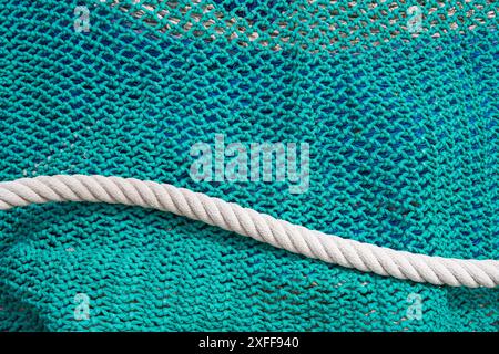 Una rete da pesca verde con una corda bianca in cima. Maiorca, Maiorca, Spagna Foto Stock