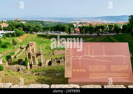 Volterra Toscana Italia. Il teatro romano e la vista panoramica sulla Val d'era Foto Stock