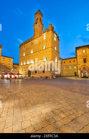 Volterra Toscana Italia. Palazzo dei Priori in Piazza dei Priori, piazza medievale della città Foto Stock