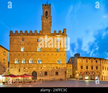 Volterra Toscana Italia. Palazzo dei Priori in Piazza dei Priori, piazza medievale della città Foto Stock