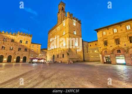 Volterra Toscana Italia. Palazzo dei Priori in Piazza dei Priori, piazza medievale della città Foto Stock