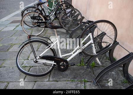 Bicicletta vandalizzata lasciata sulla strada del centro città Foto Stock