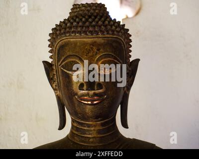 Statue e sculture di Buddha a Phra That Luang o Phra Chedi Lokachulamanee sono considerate un luogo di culto molto importante a Vientiane, Laos. Foto Stock