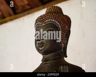 Statue e sculture di Buddha a Phra That Luang o Phra Chedi Lokachulamanee sono considerate un luogo di culto molto importante a Vientiane, Laos. Foto Stock